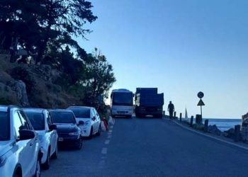 Μονεμβασία: Σοβαρό ζήτημα ασφάλειας για τους πεζούς στον δρόμο του Κάστρου