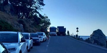 Μονεμβασία: Σοβαρό ζήτημα ασφάλειας για τους πεζούς στον δρόμο του Κάστρου