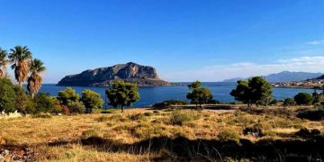 ΠΩΛΕΙΤΑΙ – Προνομιακό οικόπεδο με άδεια στην Αγία Κυριακή Μονεμβασίας